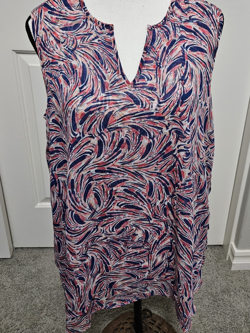 Sleeveless V-Neck Swirl Print Blouse in Navy and Pink